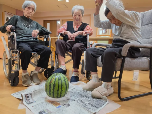 スイカ割りしました🍉

目隠しなんてしません

ただ、皆さんで力を合わせて
ちからづくで目の前のスイカを叩き割る🍉
そこに経験や技術は必要ありません
チカラこそパワー！
失礼しました

連日、おやつはスイカになりました☺️