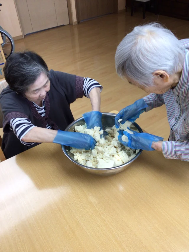 今月のユニット調理は、夏祭り屋台飯風にチャレンジ
豆腐お好み焼き
焼きそば
ふわふわカキ氷　（いちご、レモン、ブルーハワイ、梅、ジンジャエール）
入居者様もお手伝いしてくださいました

楓