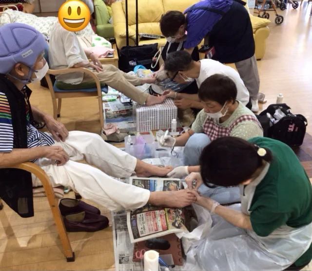 ８月６，７日に#福祉爪ケア普及協会®️ の現場実習の受け入れを特養とデイサービスにて
行いました。
分厚くなりなかなか普通の爪切りでは切れない爪を電動ヤスリなど使い靴下に引っかからないようにしてくれたり、巻き爪のカットを行ってくれたりと
なかなか普段では体験できないことにご利用者様も驚き‼️
きれいになった爪をみてとても喜ばれていました。

#元気寿会 #一宮市 #巻き爪ケア #福祉爪ケア専門士