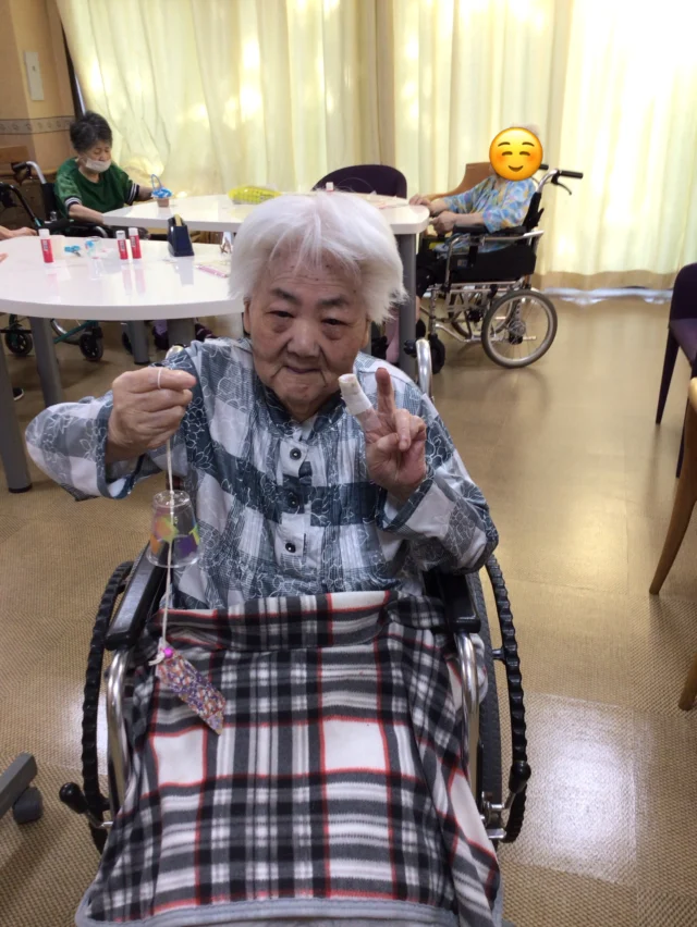ハンドメイドクラブを開催しました♪
今日の作品は「風鈴🎐」
プラスチックカップにカラーセロハンを両面テープで貼り、折り紙で短冊を作り素敵な風鈴が完成しました。
明日もハンドメイドクラブ開催します🌸