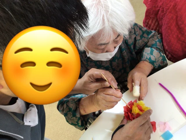 ハンドメイドクラブ開催しました🌸
今日の作品は、「フラワーペーパーでフラワーアレンジメント」
カップに紙粘土をセットして、小さく切ったフラワーペーパーを竹串で挿していきます。
色とりどりのペーパーを挿して、自分だけの可愛いフラワーアレンジメントが完成しました♪少し時間があったので、ペーパーを蛇腹に折ってお花🌸も作りました。
皆さん、可愛い🩷と喜んでくださいました。