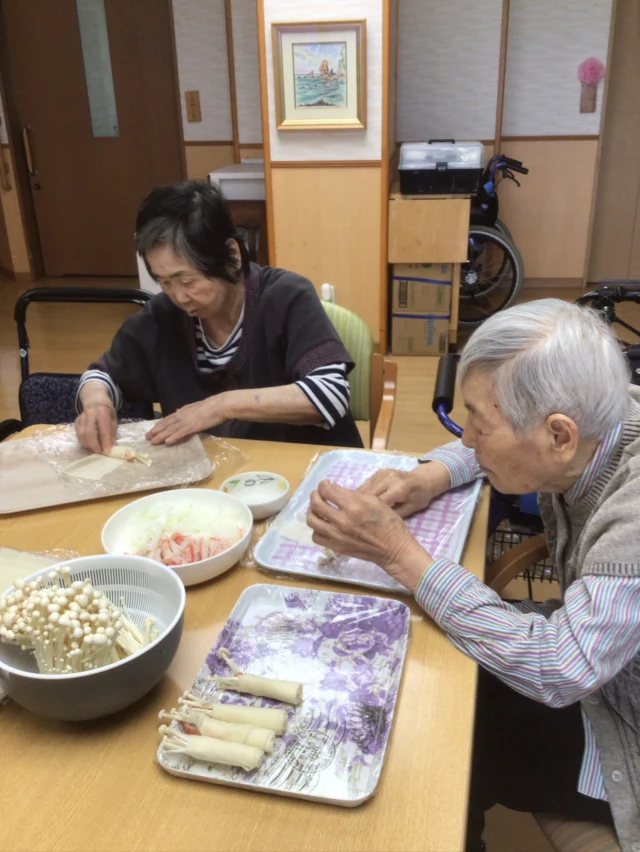 皆様と一緒に昼食を作りました。
いつもとは違う味付けに「美味しいね」と仰られ、召し上がられました。

メニュー
フィリピン・キューバ風ひき肉と卵の丼
えのきとカニカマのロール揚げ
きゅうりと春雨のサラダ
かき玉汁
ブルーアイランドフロート
＃楓の間#ユニット調理