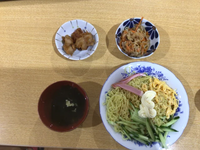 今日は梔の間でユニット調理を行いました。
メニューは夏らしい冷やし中華をメインに中華料理っぽくしてみました。
おやつはかき氷を作りシロップは入居者が選べるように3種類用意しました