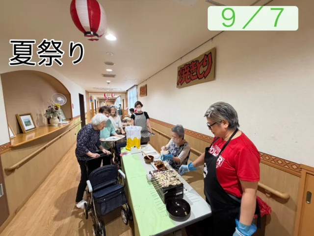 特養で夏祭りを開催しました☺️
２階、３階の廊下でたこ焼き、焼きそば、焼き鳥、からあげ&ポテト、カキ氷、ドリンクを屋台風にし施設内で非日常を感じて頂きました🤗
平日でしたが沢山のご家族が見えて、楽しいひと時を過ごすことが出来ました☆

ボランティアの方にもお手伝いいただきとても助かりました☺️

屋台といえば目の前で調理するライブ感ですよね！
廊下が煙と熱気で満ちてましたけど火災報知器作動しなかったので
来年も派手にやります！もっといいものにしていきたいと思っておりますのでぜひご参加ください🌟

#葉栗の郷