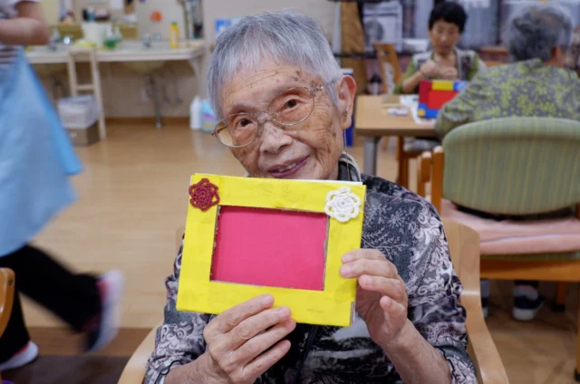 フォトフレーム🖼️
完成しました♪

皆様のとっても素敵な笑顔😊

そしておちゃめなお姿に感動❤️

#葉栗の郷デイサービス