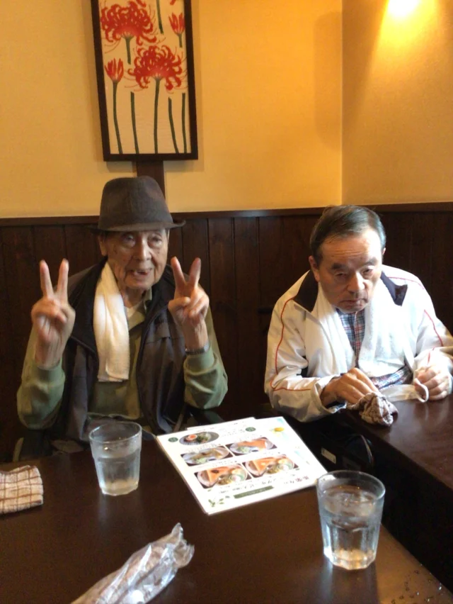 柊の間　喫茶店の和カフェ茶楽々に皆さんとモーニングを食べに行きました。(^^)
利用者様皆さま凄い喜ばれていました♪「久しぶりの喫茶店だな〜」　「前にも来たことがあるな〜」
と仰られ、中に「こんないい所があったんだねぇ〜」と仰られていました。
和カフェ茶楽々様、ありがとうございました🎵

#一宮市モーニング #介護 #元気寿会 #和カフェ茶楽々 #外出レク