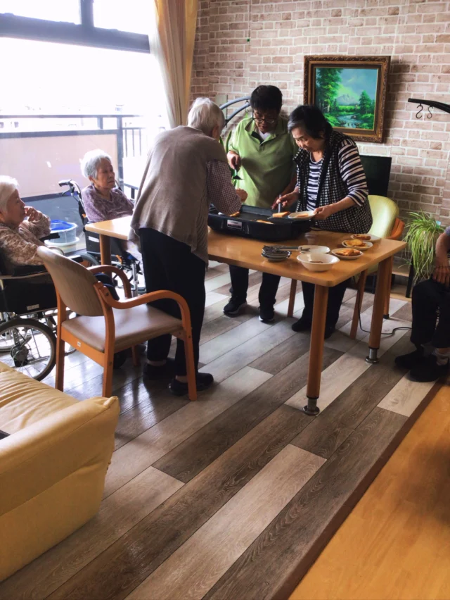 ゆったりと今日はお菓子作りを(フレンチトースト)作りました
入居者さん　おもいおもいにデコレーション
はちみつ🍯生クリームなどを
2~5枚ペロリと食べられる方もいらしゃいました
また作りましょうね

楓の間