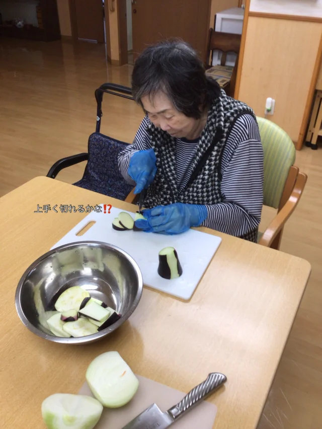 9月29日
ユニット調理では、入居者さんの海老天を食べたい
ということから秋の具材を味わいました
海老、舞茸、茄子、さつまいも、竹輪の磯部風味

お手伝いしていただきました
