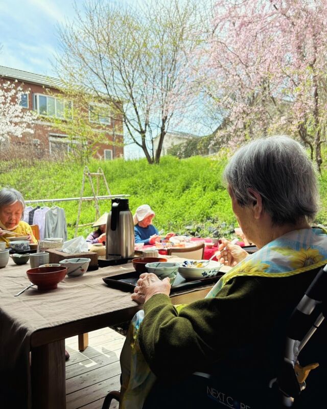 2024.4.7
気ごころの家の桜も満開🌸になりました。
暑いくらいの今日は、お庭にテーブルと椅子を出してお昼ご飯をいただきました🙏
外で食べるご飯はとってもおいしかったです！  #気ごころの家 
#小規模多機能型居宅介護サービス 
#小規模多機能ホーム
#小牧市
#お花見
#高齢者施設
#高齢者介護