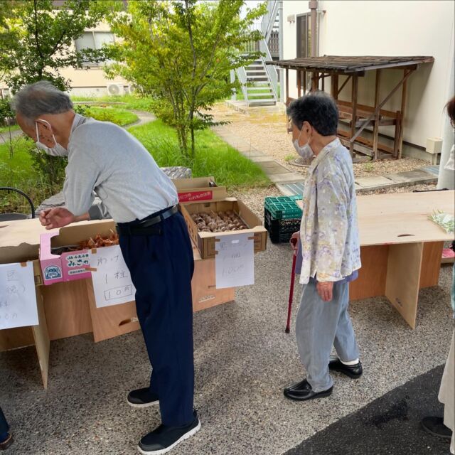 今日は、朝から、ケアタウン小牧　幸の郷の朝市に行って来ました。雨も止み、良かったね♪と話しながら、到着した頃には、大賑わい🙌お野菜もほとんど売り切れ💦大盛況❣️  でも、今日は、防災にちなんで炊き出しや、防災時に役立つレシピなど開催しており、早速、炊き出しのお釜で炊いたご飯の🍙とお味噌汁を頂きました。
普段、白米🍚を頂かないM様ですが、🍙を美味しいね😍と召し上がり、カフェでお茶☕️をして帰ってきました。  途中、以前ご利用して下さった利用者さんともお会いでき、元気？と声をかけ合いながら、いつもと違う朝市のお出かけでした🥰🥰
帰り際、来て良かったぁ、ありがとう😊また、連れてってね。と言って下さいました。  #愛知県小牧市#ケアタウン小牧#幸の郷#朝市#コミュニティカフェ結い#介護施設#高齢者#小規模多機能ホーム#気ごころの家#防災#炊き出し