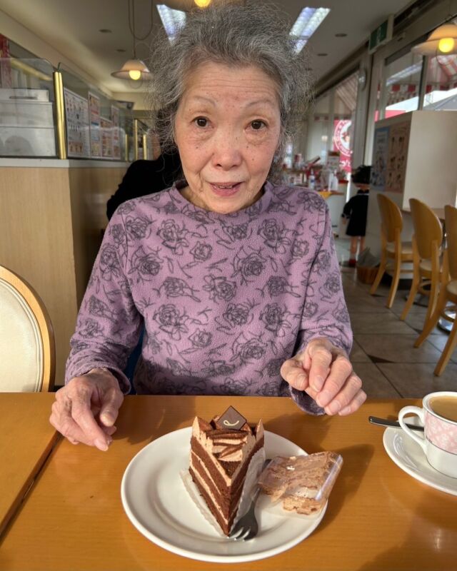 2025.2.6  先日お誕生日だったS様のお祝いで不二家にケーキを食べに行きました🚗🎂
「子供が幼い時にきたよー」
「ペコちゃんかわいいね」
と嬉しそうにお話されていました。
お誕生日会はクラッカー🎉を鳴らし、賑やかになりました。おめでとうございます🎈  #気ごころの家
#小規模多機能ホーム
#小規模多機能型居宅介護 
#小牧市
#高齢者介護
#高齢者施設