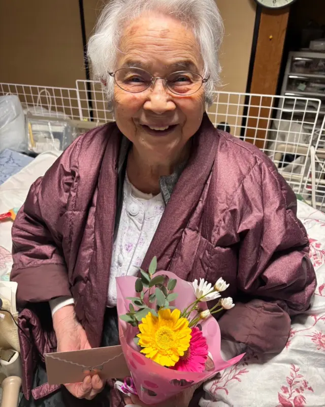 .
2月22日はI様のお誕生日なので少し早いですが
お花のプレゼントをしました💐
「キレイなお花だねぇ」とお花を見て喜んで
下さいました😊
98歳になられるI様。いつまでもお元気で
いて下さいね☺️💕
お誕生日おめでとうございます🎂
.
#気ごころの家 
#小規模多機能居宅介護 
#小牧市
#お誕生日おめでとうございます