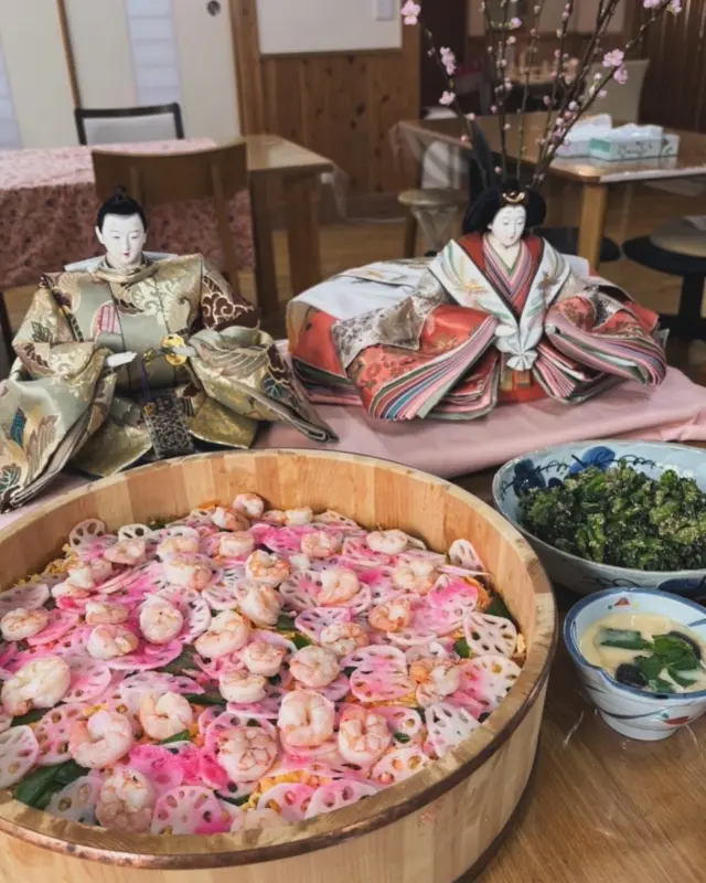 2025.3.3  今日はひな祭り🎎。  気ごころの家では、ちらし寿司と茶碗蒸し、菜花の胡麻和え、お吸い物、大学芋、大根の甘酢漬けでお祝いしました。
ちらし寿司や胡麻和えのお手伝いもしていただきました🙌
おいしいおいしい！とあちらからこちらから💁‍♀️
🎎お雛様と一緒に。  #気ごころの家
#小規模多機能型居宅介護サービス 
#小規模多機能ホーム 
#小牧市
#高齢者施設 
#高齢者介護