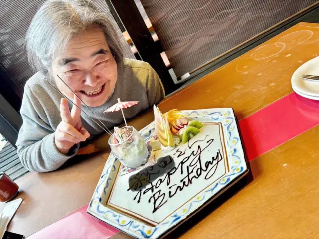 2025.3.5  先日Aさんのお誕生日祝いで、咲椀にランチを食べに出かけました🚗
いろんな料理を前に、びっくりされていました。
サプライズのデザートプレートにこれまたびっくり！！　
そして、お誕生日会でミニブーケをプレゼントして、またまた嬉し泣き😭
会の後には、笑顔で楽しく過ごしたいね♪とニッコリ顔になりました😄  Aさん、おめでとうございます🎈  #気ごころの家 
#小規模多機能型居宅介護 
#小規模多機能ホーム
#小牧市
#高齢者介護
#高齢者施設
@sakuwan391