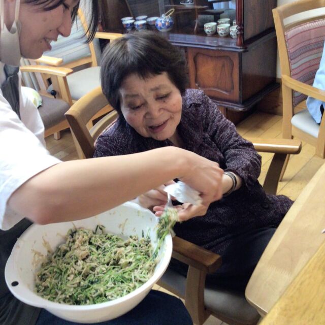 今日はユニット調理で、もやしと豆苗のサラダを味見していただきました‼️お味はいかがでしょうか❓
3番地  #特別養護老人ホーム
#ユニットリーダー実地研修施設
#ゆとりの郷