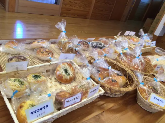 グッドジョブ羽島さんのご協力のおかげで、2月からパン🥐の販売が出来る事になりました✨
品数も多く、どれにしようかな？と悩みに悩んで選ぶ様子が見られました♪真剣です！
自分で好みのものを選べるって、いいですね！！
月ごとにパンの種類もかわるので、楽しみです😊
早いも勝ちなので、職員もお誘いが遅くならないように協力していきます！
#ユニットリーダー実地研修施設
#ユニットケア
#一宮市ゆとりの郷
#地域密着型特別養護老人ホーム
#おやつ
#パンの販売