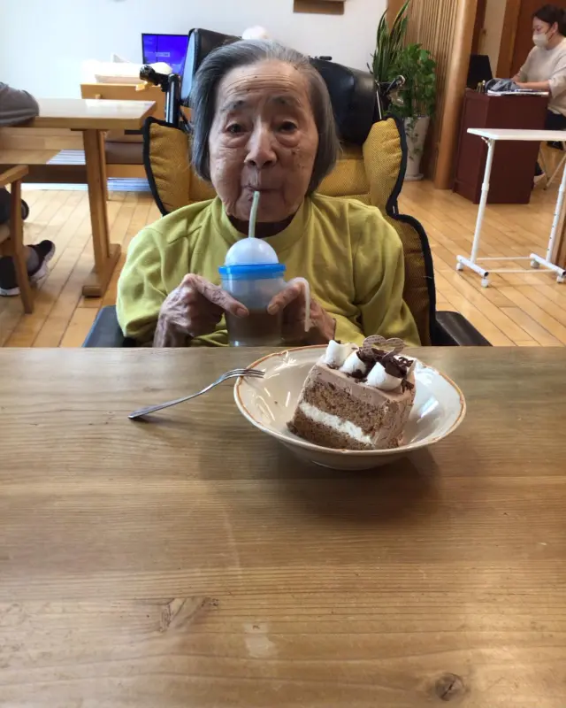 昨日2/24は2人の入居者の方が誕生日を迎えました。🍰
お二人とも美味しそうにケーキを召し上がって頂き、満面の笑みを浮かべて下さりました(o^^o)  #ユニットリーダー実地研修施設 
#一宮市
#木造建築
#誕生日