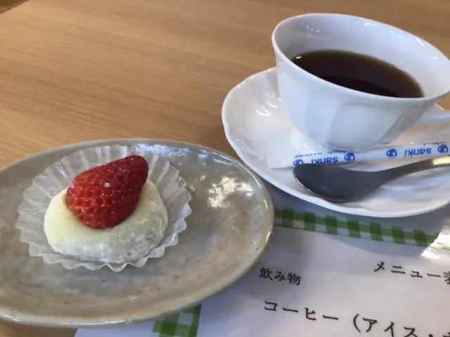 今日はゆとりカフェの日でした🍰
まだ寒い日が多いですが、暦では春🌸
春らしい和菓子🍡を楽しみました
三色団子に桜餅、苺大福お好きなのを選んで食べていただきました♪♪♪  #ゆとりの郷
#地域密着型特別養護老人ホーム
#ユニットケアリーダー研修実地研修施設
