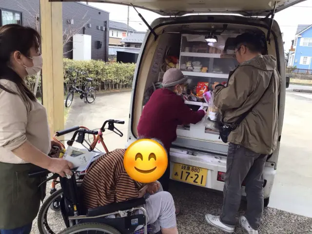 今日は楽しみにしている移動販売の日でした♪
いつものを買う方や何を買おうか吟味される方
買い物の仕方もそれぞれです🎵
外での買い物も寒くなく、春の訪れ感じました🌸  #ユニットケアリーダー研修実地研修施設 
#地域密着型特別養護老人ホーム　ゆとりの郷