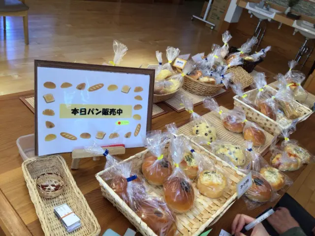 今日はパン🍞の販売日‼︎「アンパンが欲しかった‥」と残念がる方もみえ、不動の人気ですねー😉
3月なので「桜アンパン」も人気でした♪
次回は1番にお誘いします！と約束しました😊
自分のお小遣いで、好きなパンを選んで早速おやつに召し上がってみえました。お隣さんを見て、「あんたは何を選んだの？」と会話も弾みます❣️
次回も楽しみに待っていてくださいね！  #ユニットリーダー実地研修施設
#おやつパン
#パンの移動販売
#地域密着型特別養護老人ホームゆとりの郷
#一宮市特別養護老人ホーム