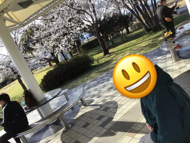 ４月3日、138タワー公園にお花見に行ってきました。日差しはあり良い天気でしたが、冷たい風が強く吹いていたした。
　そんな中でしたが、元気に明るく歩いて下さり、楽しい時間を過ごしました。普段聞けないようなお話しも沢山出来て支援員もとても楽しかったです。入居者さんも楽しんで下さいましたかね！来年は皆んなでまた来ましょうね。  #特別養護老人ホーム　花見
#ゆとりの郷
#地域密着型特別養護老人ホーム 
#お花見
#138タワーパーク 花見