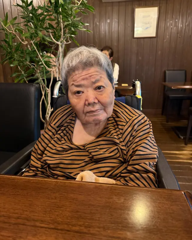 こんにちわ☺️医務の中山です。
今年度の看護目標で月1回は入居者さんとお出かけしましょう❗️ということで、モーニング行ってきました☕️
ホットドッグ🌭をペロリと食べられ，珈琲はブラックで大人チョイスでかっこいいなぁ✨
またご一緒して下さいね✨  #ユニットケアリーダー研修実地研修施設 
#看護目標
#特別養護老人ホーム
＃一宮市モーニング