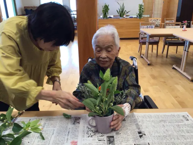 本日フラワーアレンジ教室を開催しました♪
一生懸命にお花を生けていていました😊
初めて見るお花や昔は家でやってたと言われる方もいました‼️  #元気寿会#特別養護老人ホーム #ユニットリーダー研修 #一宮市