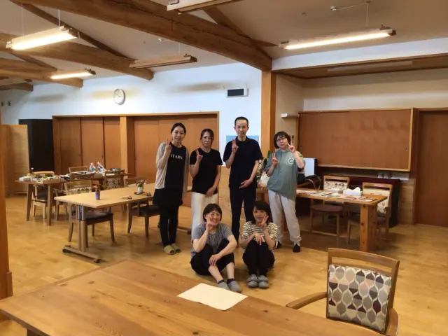 こんにちは♪
6月3日からユニットリーダー実地研修に2名の受講生をお迎えしました。
まず驚いたことが、課題の計画の細かさは素晴らしい✨
１つひとつ丁寧に基本に忠実に立てられており、実地研修前の3日間の研修で心を動かされたのではないか、と感じました。そしてゆとりの郷に実地研修に来られ、テキストに書かれている事が実際の暮らしの場でどのように生かされているかを見て聞いて、次はそれぞれの施設で取り組む番です‼︎😊
計画通りにいかなければ、修正しながら諦めてしまわない事！何事も前向きに考えて下さい‥‥と言いながら私自身にも言い聞かせています♪  暑くなってきましたね☀️梅雨は何処へやら。
入居者の体調管理、気にかけていきます😆  受け入れ担当　　林  #ユニットリーダー実地研修施設
#ユニットケア
#その人らしい暮らしの継続
#ユニットリーダー研修