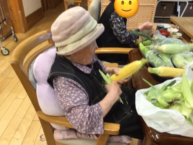 本日はご家族様を交えてユニット調理を行いました♪
夏野菜のカレーやサラダなどを作って召し上がっていただき、皆さん美味しく召し上がって頂きました〜( ◠‿◠ )  #一宮市
#ユニットリーダー研修実施施設
#木造建築
#夏野菜
#ご家族も交えて
#ユニット調理