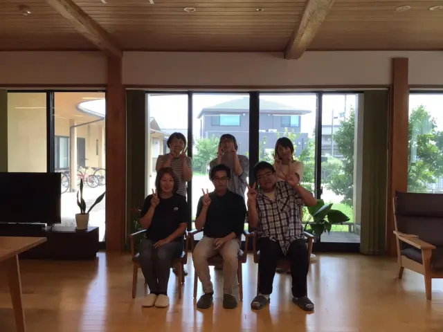 こんにちは😃
暑い日が続きますね！　
15日からリーダー研修に３名の受講生を迎えました♪
こちらの３名の受講生も熱かったですよ〜‼︎😊  7時に誰も起きていない‼︎ リビングはお家みたい‼︎
職員も入居者も穏やかに過ごされている‼︎
とは言っても、1日の中でバタバタする時間も、もちろんあります（笑）
自宅ではないけれど、ソファーに座ってウトウト💤されたり、好きな時間に好きな物を食べたり飲んだりできる暮らしは、まさにお家ですよね！
ユニットケア、一緒に取り組んでいきましょう☆  #ユニットリーダー実地研修施設
#ユニットリーダー研修
#ユニットリーダー実地研修
#その人らしい暮らしの継続
#ユニットケア
#居場所作り
#暮らしとは
#ゆとりの郷
#地域密着型特別養護老人ホーム