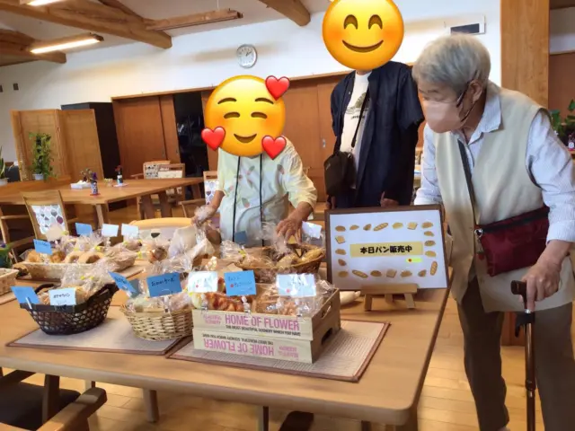 今日はパン🍞の販売日✨
ご近所の方々が買いに来てくださいました♪  #パン
#ユニットリーダー実地研修施設
#特別養護老人ホームゆとりの郷
#愛知県
#一宮市
#夏
#地域