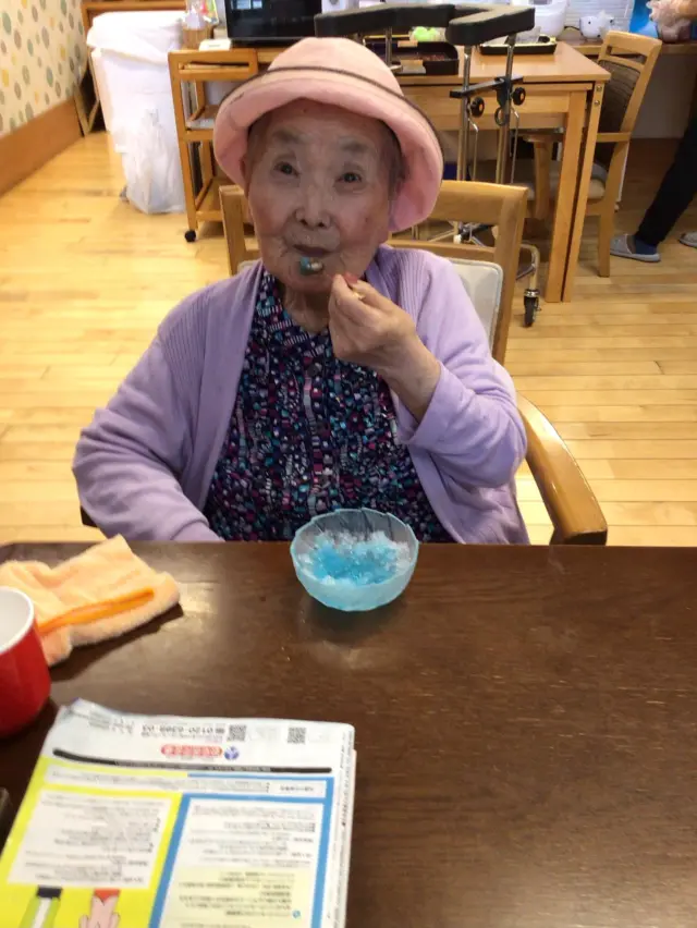 今日はおやつ作りでカキ氷を作りました^ ^🍧
皆さんいいお顔されて美味しいと言って召し上がられました^ ^🙂
また来年の夏もカキ氷を作りましょう♪  2番地  #おやつ作り
#カキ氷
#ユニットリーダー研修実地研修施設 
#木造建築施設