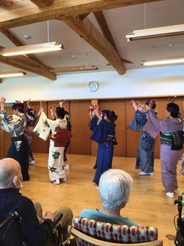 7日　日本舞踊　竹扇流の皆様が慰問に来てくださいました♪
終わった後にまた来てほしい、懐かしい音楽で踊っていただけて若い頃を思い出したよ、ありがとうとの声がありました🥰
竹扇流の皆様、素敵な舞をありがとうございました🙇
また是非ゆとりの郷に来てください。
お待ちしております😊  #ユニットリーダー研修実地研修施設 
#ユニットケア
#竹扇流
#日本舞踊
#ゆとりの郷
#社会福祉法人元気寿会
#特別養護老人ホーム
#愛知県一宮市
#特別養護老人ホーム
#住まい
#介護