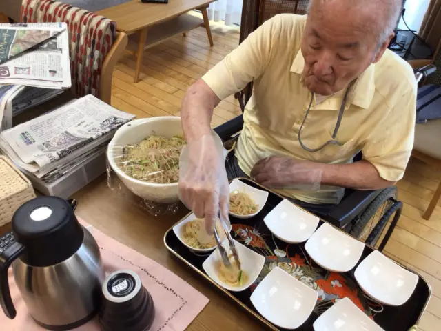本日は1番地でユニット調理を実施しました。メニューは入居者のご希望で、味噌ラーメン、チャーハン、中華サラダを提供しました。お手伝いで中華サラダを盛り付けしてくださいました。みなさん美味しそうに召し上がっておられました。
#地域密着型小規模特別養護老人ホーム　#ユニットリーダー実地研修施設　#ユニット調理　#炒飯　#味噌ラーメン　#中華サラダ