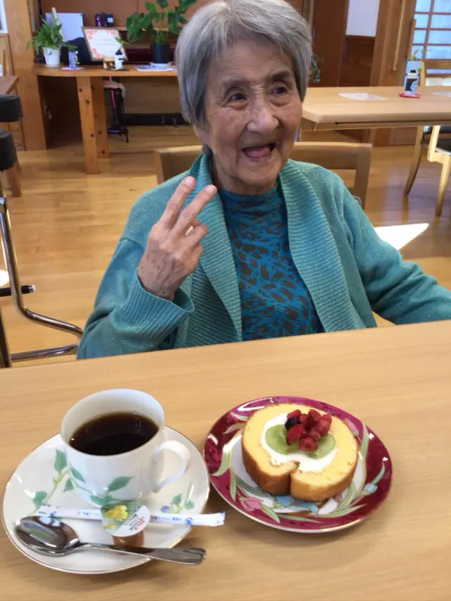 今日は午後からゆといろカフェと福祉ネイルがありました。
それぞれお好きな色をネイリストの方と相談しながら決めてみえました♪
明るい色を選ばれる方が多かったです
ネイルを楽しまれる方、美味しいデザートとテーブルの方と会話を楽しまれる方
賑やかな時間でした♪
#地域密着型特別養護老人ホームゆとりの郷
#ユニットケアリーダー研修実地研修施設 
#ユニットケアだからできること