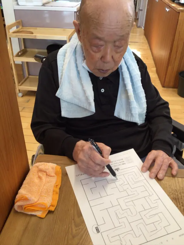 こんにちは♪
今日は、午前中から真剣です🤩‼️
ぬりえも細かな色の変化を上手に色を選んで塗っていかれます✏️
本当に、上手です👏✨
男性の方々は、迷路に真剣です！行っては戻り、行っては戻りを繰り返し、頭をひねって「ゴール」✨‼️
そして、とっても良い笑顔が見られました😊
余暇の時間も、楽しみながら暮らして行きたいですね！  #ユニットリーダー実地研修施設
#ユニットケア
#一宮市地域密着型特別養護老人ホームゆとりの郷
#余暇時間の過ごし方
#余暇活動
#その人らしい暮らしの継続