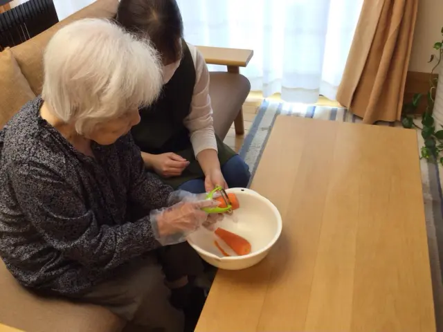 今日は1番地でユニット調理を実施しました。入居者と職員が協力してサラダを作ったり、ホットプレートでつくねを焼いて皆さんに振舞いました。美味しいねと楽しい雰囲気の中、昼食のひと時を過ごしました。
#地域密着型特別養護老人ホーム　#ユニットリーダー実地研修施設　#ユニット調理　#さつまいもご飯　#豚汁　#カボチャ　#つくね　#フリンジサラダ