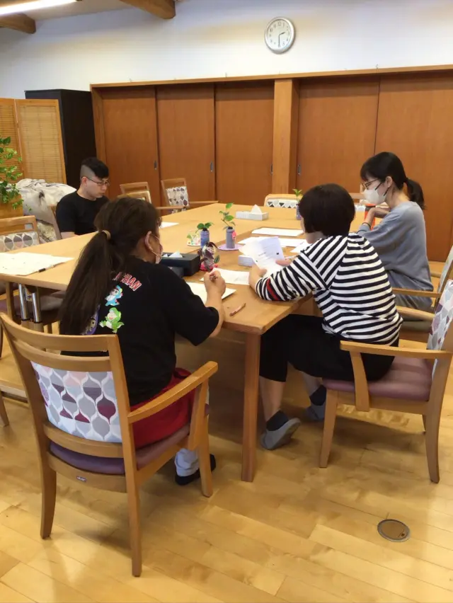 虐待防止委員会では接遇マナーの勉強会をしました
身体拘束適正化委員会では、実際に車椅子に乗り移動する時のスピードを体験
声をかけられないで押されることの怖さや乗っていると想像していたよりもスピードが速く感じました
日頃車椅子を押して移動のお手伝い自然としていますが、本当に入居者の方が安心していられる速さなのか声をかけられているのか考えるきっかけとなりました  #ユニットケアは信頼を繋ぐケア 
#ユニットケアリーダー研修 
#ユニットケアだからできること