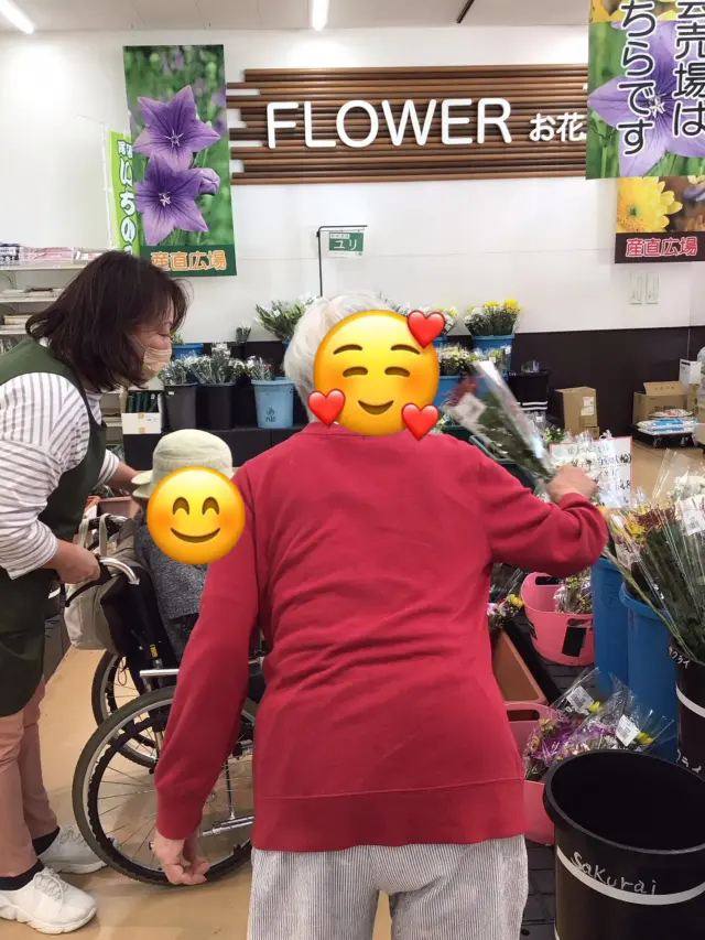 今日はリビングに飾る花を買いに行きました♪
少し風はありましたが天気も良く外出日和でした🤗
どの花にしようか迷ってしまいますね🌺  #買い物
#花
#外出
#ユニットリーダー実地研修施設
#ユニットケア
#暮らし
#愛知県一宮市
#ゆとりの郷
#社会福祉法人
#特別養護老人ホーム