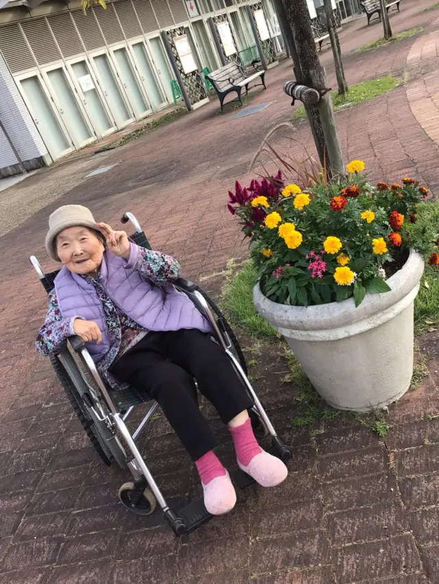 本日は江南フラワーパーク🌹に行って来ました😄
花を見ていいお顔をされて、また行きたいと言われました♪
是非また暖かいうちに行きましょう！！☺️  2番地
#外出支援
#江南フラワーパーク 
#ユニットリーダー研修実地研修施設