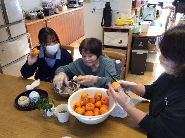 こんにちは♪
市田柿の干し柿を作っています‼️
1か月後が、楽しみ😊  #ユニットリーダー実地研修施設
#ユニットケア
#市田柿
#一宮市地域密着型特別養護老人ホームゆとりの郷
#干し柿
#暮らしの継続