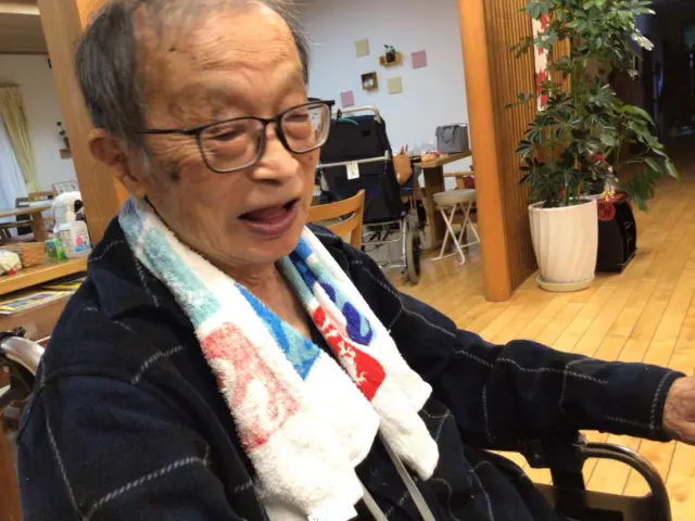 クリスマスはホットケーキでケーキを作りました🍰
メリークリスマスと伝えてお渡しすると皆さん素敵な笑顔で受け取ってくださいました
クリスマス🎄が終わって飾りの片付けも入居者の方と一緒に🎵
次はお正月を迎える準備をします
一年あっという間に過ぎていきます
この一年という時間が退屈でなく、季節を感じる環境で会話で賑やかな2番地でいること
来年も「ありがとう」の言葉が多いユニットになりますように🎵
いつも色々なことに快く協力してくださるご家族に今年も感謝の気持ちがいっぱいです
来年もよろしくお願いします🙇
2番地
#ユニットリーダー研修実地研修施設 
#ユニットケア推進センター 
#ゆとりの郷
#地域密着型特別養護老人ホーム