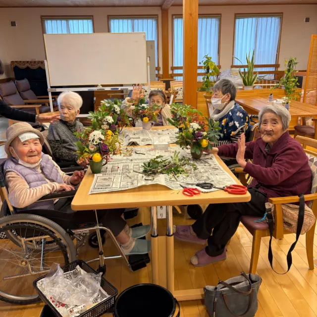 12月24日はフラワーアレンジメント皆さん楽しくお話ししながら作りました
素敵なアレンジメントが作れました♪  #ユニットリーダー研修実施研修施設
#木造建築
#フラワーアレンジメント🌹 
#一宮市
#クリスマスいぶ