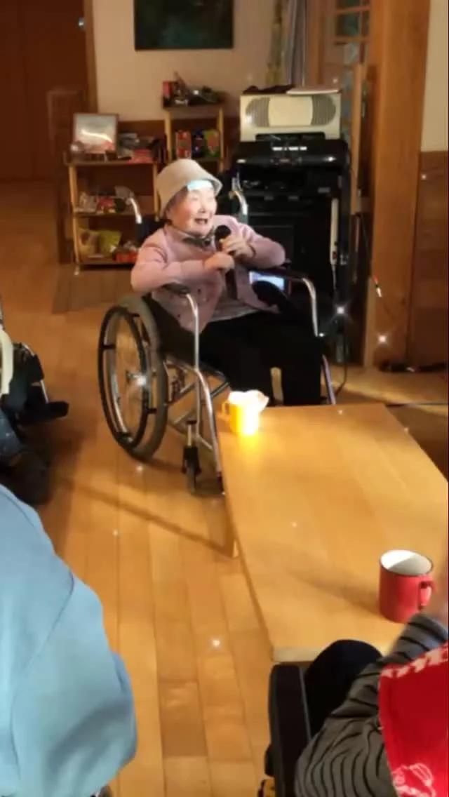 今日はカラオケ🎤で盛り上がりました♪
懐かしい曲に、皆さんで合唱♬‼️
笑顔😊があふれていました♪時間が過ぎるのが、あっという間でしたね！  #ユニットリーダー実地研修施設 
#地域密着型特別養護老人ホームゆとりの郷 
#ユニットケア 
#余暇活動
#カラオケ