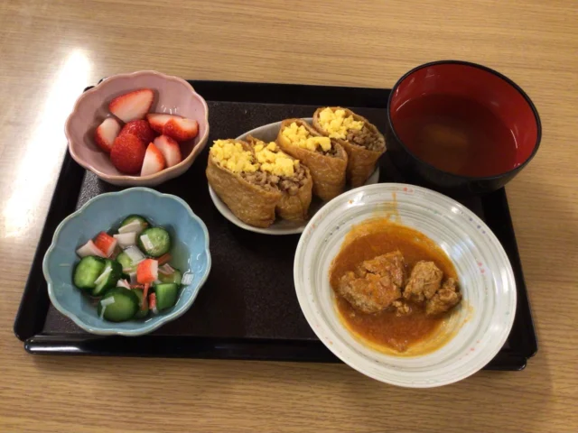 今日は家族の方を呼んで食事会をしました！🥗
入居者さんにはハンバーグをこねていただいたり、きゅうりを切っていただいたり、家族さんにはちらし寿司をいなりに詰めていただいたりいろいろお手伝いありがとうございました☺️  1番地  ＃食事会
#ユニット調理
#ユニットリーダー実施研修施設