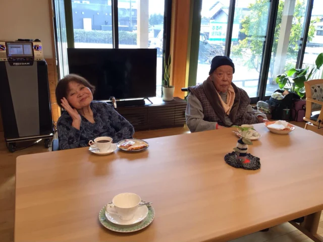 昨日はゆといろカフェと福祉ネイル💅がありました
焼きたてのピザトースト🍕を食べながら、皆さん同じテーブルの方と楽しくお話されていました🎵
ピザトースト🍕が好評で良かったです
来月も喜んでいただける美味しいものを準備したいと思います☕️  #ゆといろカフェ
#ユニットリーダー研修実地研修施設 
地域密着型特別養護老人ホームゆとりの郷