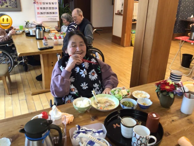 今日は3番地でユニット調理をしました。
2名の男性職員が担当しました。
お料理上手な入居者さんも手伝ってくださいました。
途中で材料が足りなくなり急遽買い出しへ💦
美味しくいただきました。
おやつにはプリンアラモードを皆んなで食べました🤗