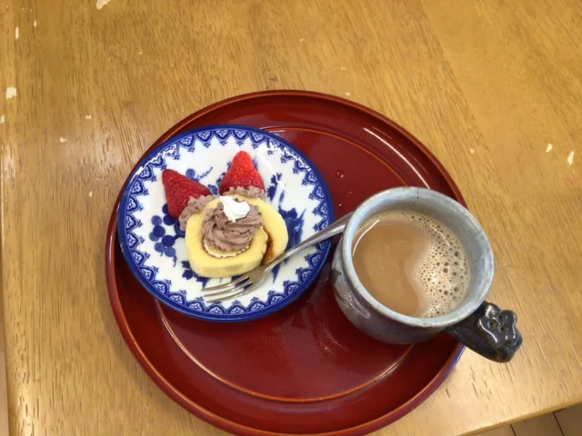 今日は節分の日という事で、豆の代わりに落花生で豆まきを行いました🥜おやつは鬼をイメージしました👹