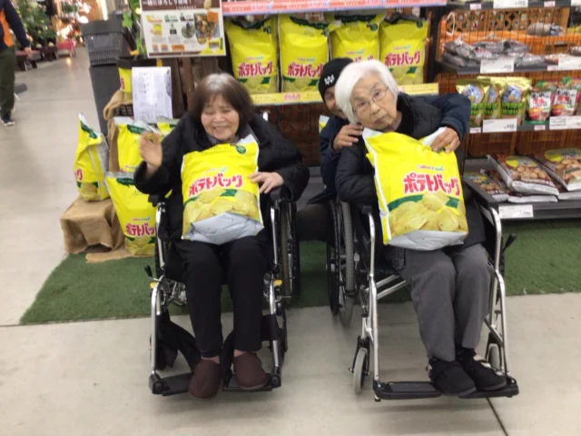 園芸クラブのメンバーさんをお連れし買い物に行ってきました。
ジャガイモを育てることにしました。
植え付けは後日行います。その様子も楽しみにしていてくださいね〜🤗
#ユニットケアリーダー研修実地研修施設 
#ゆとりの郷