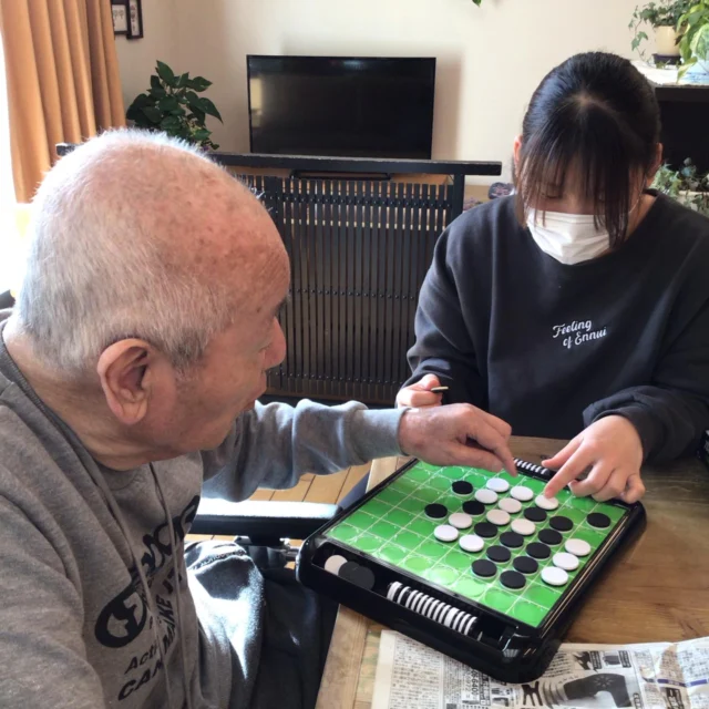 余暇時間にオセロを楽しみました😊
どちらが勝つか楽しみです🍀  #ユニットリーダー研修実地研修施設 
#地域密着型特別養護老人ホーム
#介護
#社会福祉法人
#趣味
